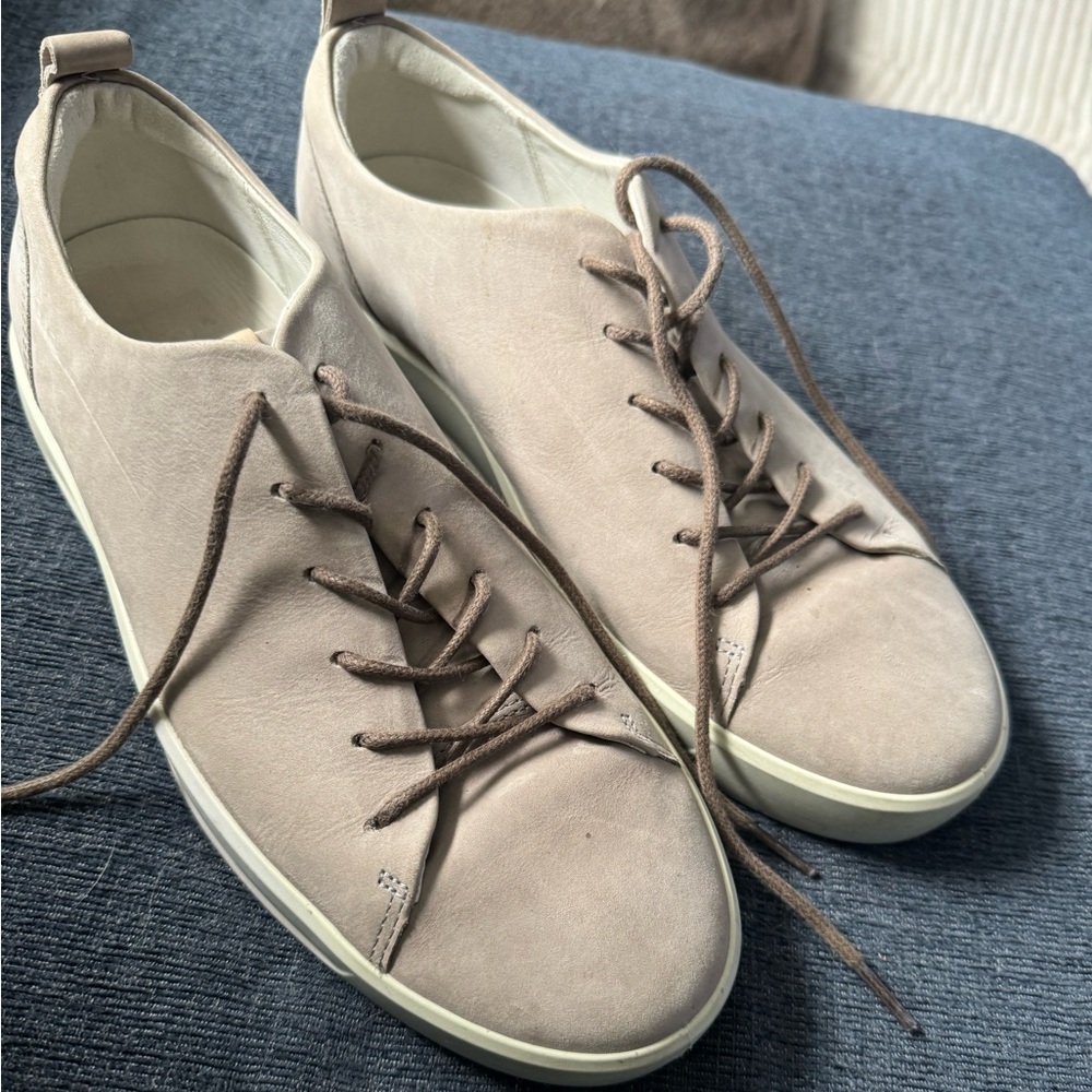 Men’s casual sneakers